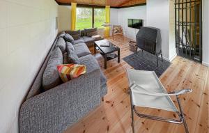 2 Bedroom Nice Home In Fårevejle