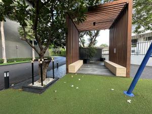 Condo, 3-min walk to BTS, Sky pool, Gym, Wifi, Self check-in at pickup point