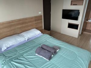 Condo, 3-min walk to BTS, Sky pool, Gym, Wifi, Self check-in at pickup point