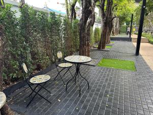 Condo, 3-min walk to BTS, Sky pool, Gym, Wifi, Self check-in at pickup point