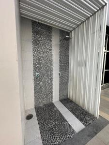 Condo, 3-min walk to BTS, Sky pool, Gym, Wifi, Self check-in at pickup point