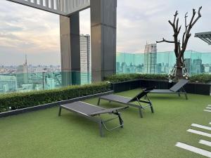 Condo, 3-min walk to BTS, Sky pool, Gym, Wifi, Self check-in at pickup point
