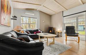 3 Bedroom Lovely Home In Glesborg