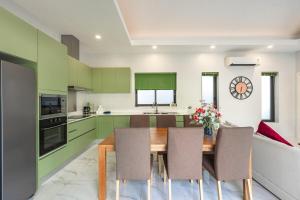 V193 Next-Door Villas 6BR 2 Pools For Group Vibe!