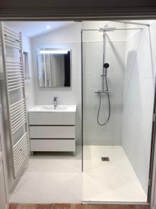 Maisons de vacances Tres belle villa vue mer - Piscine a debordement : photos des chambres