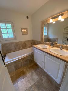 Maisons de vacances Tres belle villa vue mer - Piscine a debordement : photos des chambres