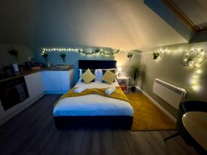 Luxe Chic Retreat - Tropical Vibes & Skylight Serenity - WiFi - Large Smart TV - Minutes Walk to Town and Beach - Sleeps 3