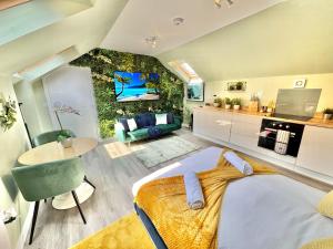 Luxe Chic Retreat - Tropical Vibes & Skylight Serenity - WiFi - Large Smart TV - Minutes Walk to Town and Beach - Sleeps 3