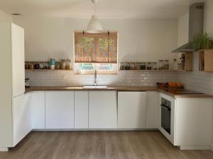 Maisons de vacances Modern family home with hot tub and garden : photos des chambres