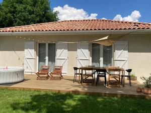 Maisons de vacances Modern family home with hot tub and garden : photos des chambres