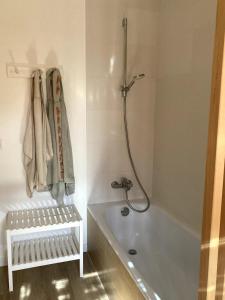 Maisons de vacances Modern family home with hot tub and garden : Maison 4 Chambres