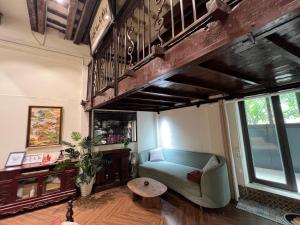 Heart of Quarter Antique Balcony Rice Market