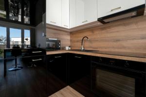 Elegant & Modern Apartment Close to City Centre by Noclegi Renters
