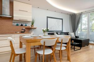Spacious Two-Bedroom Apartment with 2 Parking Spaces by Noclegi Renters