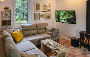 Beautiful Home In Podwilczyn With Sauna