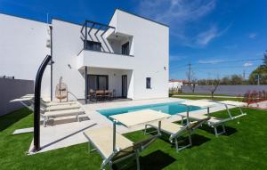Lovely Home In Valbandon