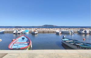 Appartements 1 Bedroom Lovely Apartment In Meze : photos des chambres