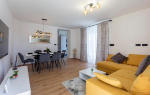 Lovely Home In Valbandon 