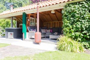 De Appelbloesem 6-persoons met overdekte hottub, barrelsauna, lounge, wifi