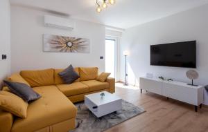 Lovely Home In Valbandon