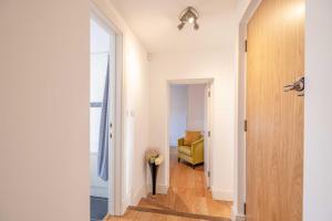 Windsor Gem 3 Bed, 2 Bath, Parking - By Tempstay