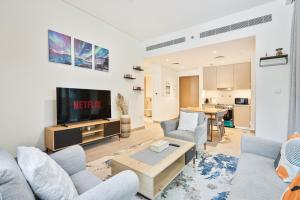 Charming 1BR with Airy Terrace, Pool and Gym Access