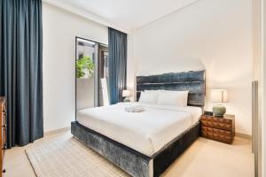 Charming 1BR with Airy Terrace, Pool and Gym Access