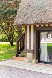 Maisons de vacances Superbe Maison Normande avec Piscine a 3 minutes de la mer : Maison 5 Chambres