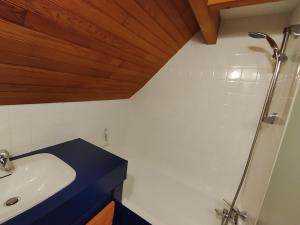 Maisons de vacances Maison de pecheur au calme, 4 pers, proche plage, jardin, Wifi - FR-1-775-24 : photos des chambres