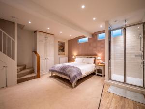 Elegant Couples Escape in Dartmouth