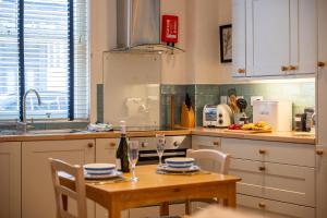 Elegant Couples Escape in Dartmouth