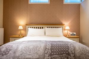 Elegant Couples Escape in Dartmouth