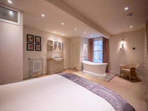 Elegant Couples Escape in Dartmouth