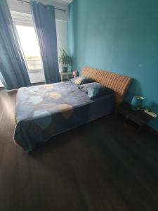 Large 2-room bright sea view near airport