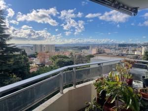 Large 2-room bright sea view near airport