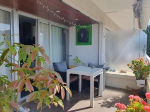 Large 2-room bright sea view near airport