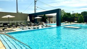 Modern 2- Bed Apt Pool & Gym