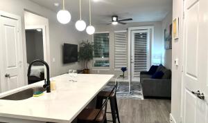 Modern 2- Bed Apt Pool & Gym