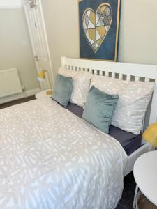 Spacious 5-Bedroom house close to station