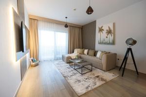 Luxury Stay 1BDR Apartment with Pool & Gym in Waters Edge