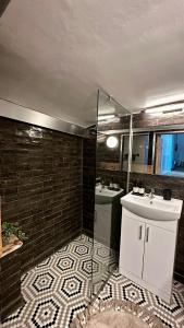 3 Bedrooms- Iconic Little Venice Central London with Private Garden