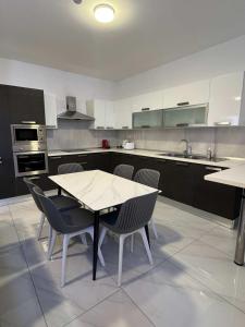 Bright 3BR Penthouse with Amazing Views - by HostMT