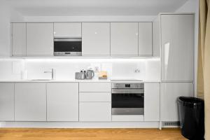 New Luxury 2 Bedroom Apartment - Juliet Balcony - Fast WiFi - Netflix 706SW