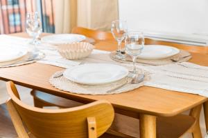 New Luxury 2 Bedroom Apartment - Juliet Balcony - Fast WiFi - Netflix 706SW