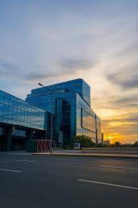 Lovely 1BR w Sunset near Solaire, Okada, Airport