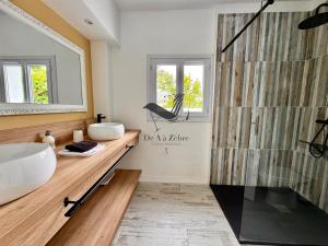 Maisons de vacances La Verrerie - Maison coeur de ville avec jardin : photos des chambres