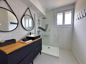 Maisons de vacances La Verrerie - Maison coeur de ville avec jardin : photos des chambres