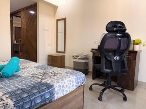 1BHK- Modern spacious workstay - Livin Central