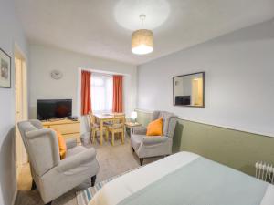 Apartment 8 - Large Studio Sea Front-Ground floor -Free Parking