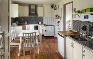 2 Bedroom Cozy Home In Melösa På Öland